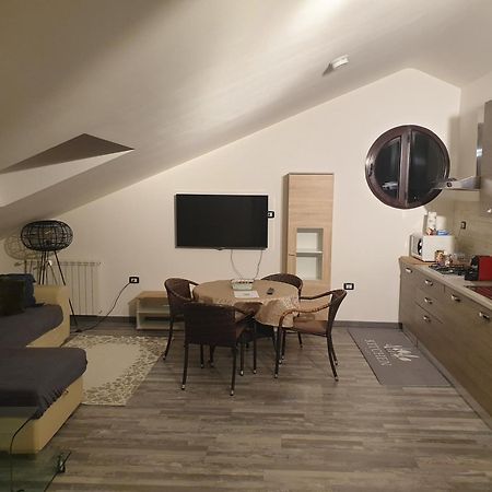 Angela'S Attic Apartment Voghera Bagian luar foto