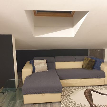 Angela'S Attic Apartment Voghera Bagian luar foto